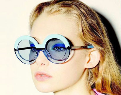 Óculos de lentes coloridas.  42 tendências de moda e acessórios